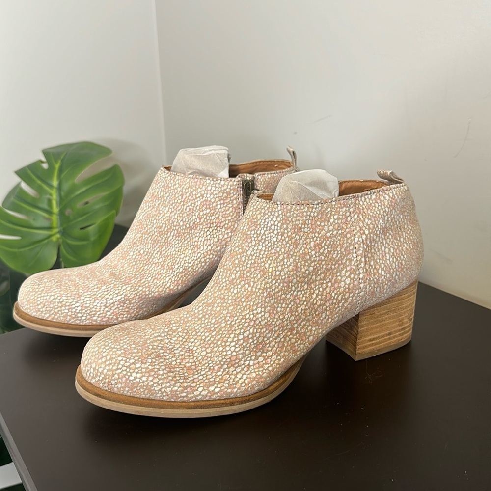 Urban Outfitters Cooperative Ariel Pebble Booties